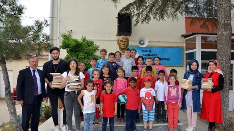 Üniversiteliler, langırt turnuvasında topladıkları kitapları köy okuluna bağışladı