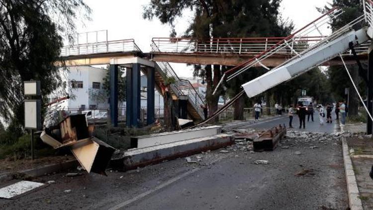 İzmirde vincin çarptığı yaya üst geçidi, metro hattının üzerine çöktü