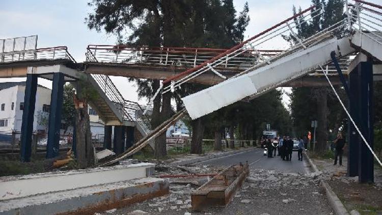 İzmirde vincin çarptığı yaya üst geçidi, metro hattının üzerine çöktü (2)