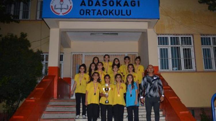 Türkiye şampiyonluğu okulda kutladılar