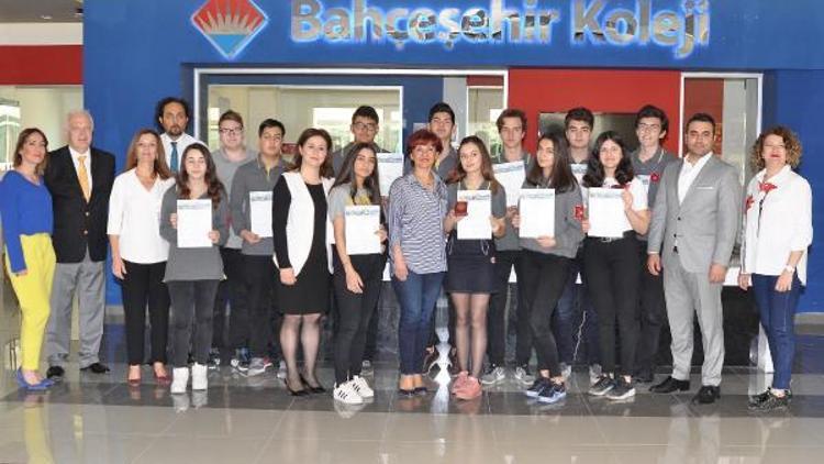 Bahçeşehir Koleji öğrencisi İpek Arslantaş matematik dalında dünya birincisi oldu