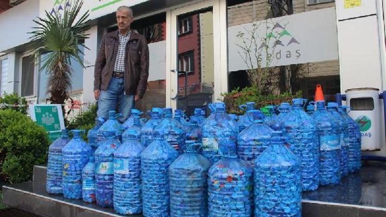 Engelliler için 50 bidon mavi kapak topladı