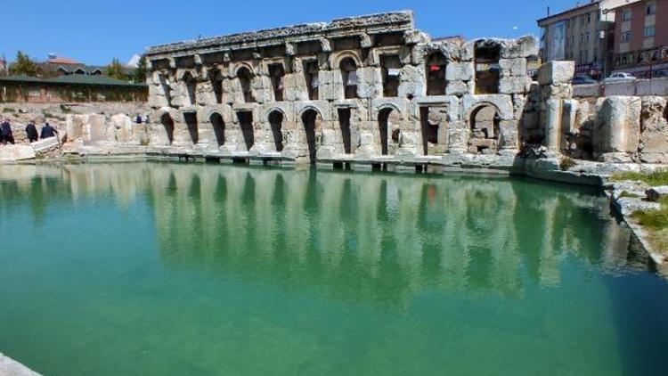 2 bin yıllık hamamın tanıtımı için Vali havuzda yüzdü