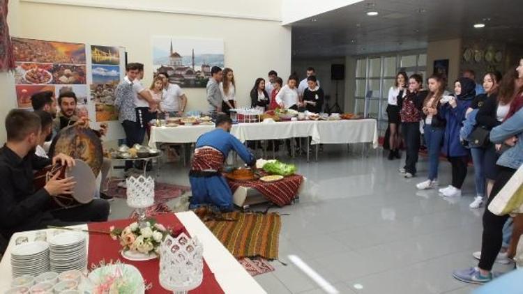 Burhaniyede üniversite öğrencileri Turizm Şenliği düzenledi