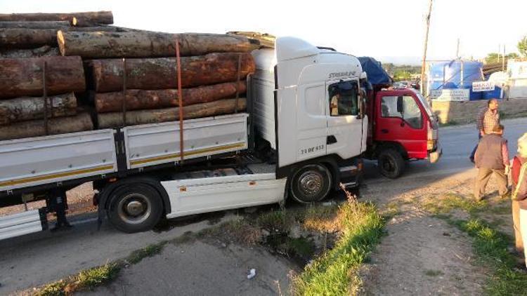 TIR tarım işçilerini taşıyan kamyonete çarptı: 17 yaralı