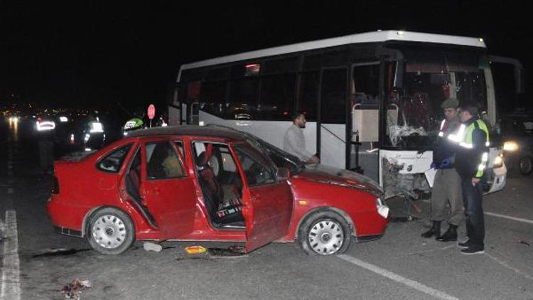 Servis otobüsü, otomobile çarptı: 3 ölü, 9 yaralı