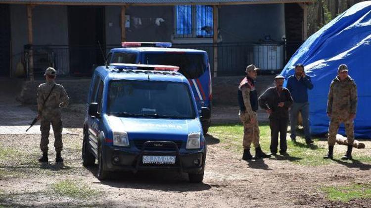 Köyde cinnet: Eşini öldürdü, oğlunu ve gelinini yaraladı