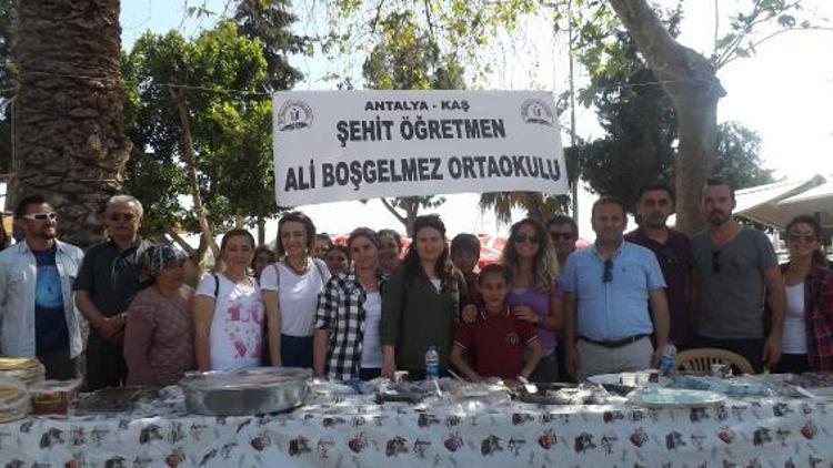 Kaşta okul için kermes