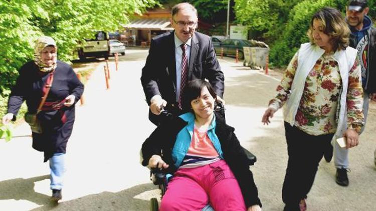 Başkan Kurtulan tekerlekli sandalye ile pikniğe götürdü