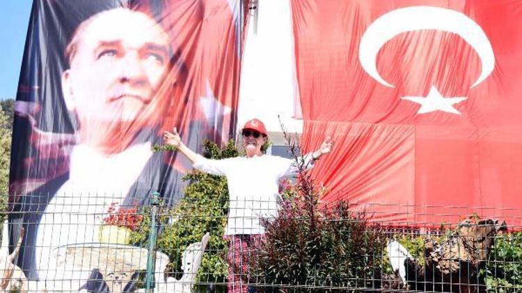 Fatma Girikten Atatürk posteri ve Türk bayraklı 23 Nisan kutlaması