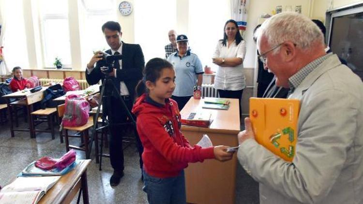 Parktan lale koparan öğrenciler, başkandan özür diledi