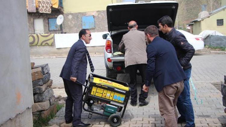 Bakan Kayanın talimatıyla, minik Aytaçın evine jeneratör getirildi