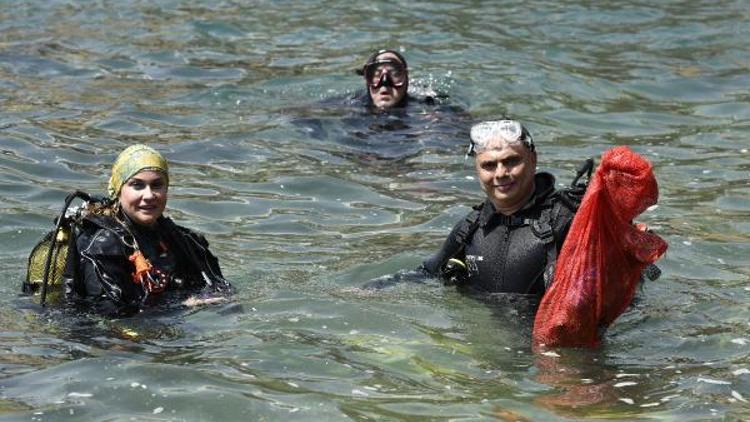 Kaleiçi Yatlimanında deniz dibinden 10 çuval çöp çıkarıldı