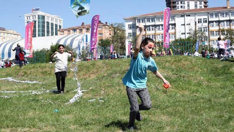 Yüzlerce rengarenk uçurtma gökyüzünü süsledi