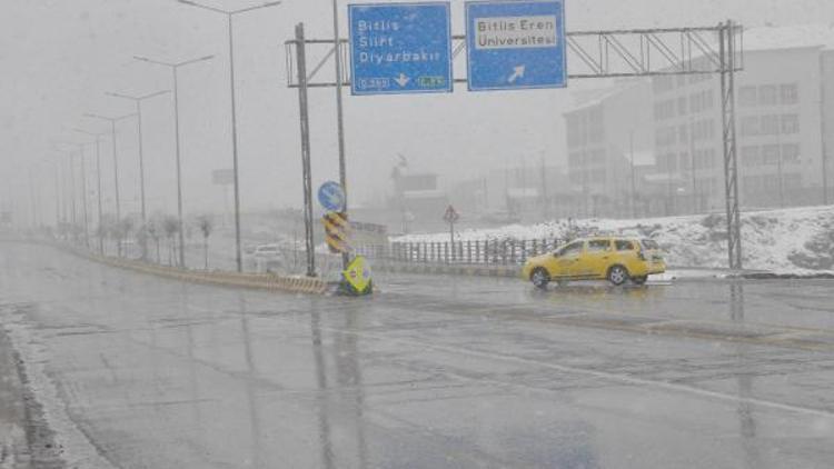 Bitlis, karla beyaza büründü