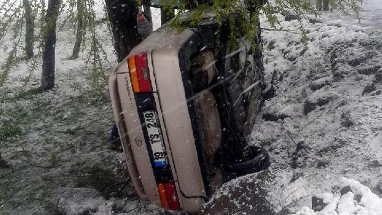 Bitlis’te minibüse çarpan otomobil şarampole devrildi: 2 yaralı