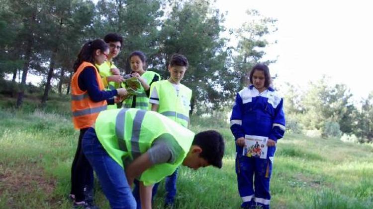 Öğrenciler çam tohumlarını toprakla buluşturdu