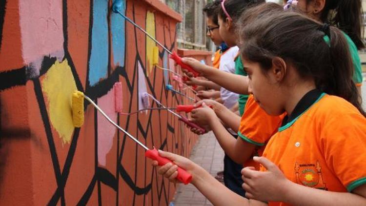Şanlıurfada çocuklar okul duvarlarını boyadı