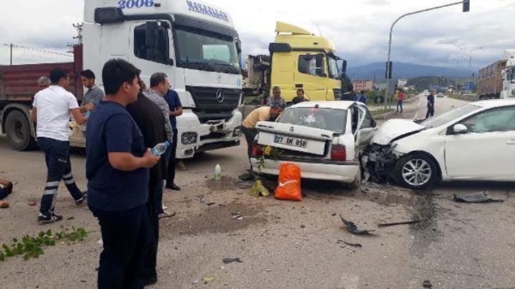 Osmaniyede zincirleme kaza: 1i ağır 12 yaralı