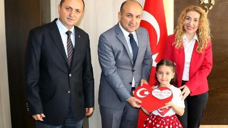Minik öğrenciler, Rektör Orbaya kalp şeklinde Türk bayrağı hediye etti
