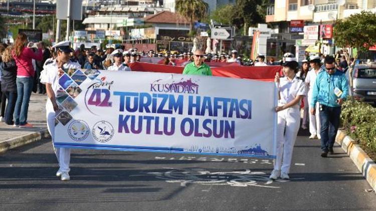 Kuşadasında Turizm Haftasına kortej yürüyüşlü kutlama