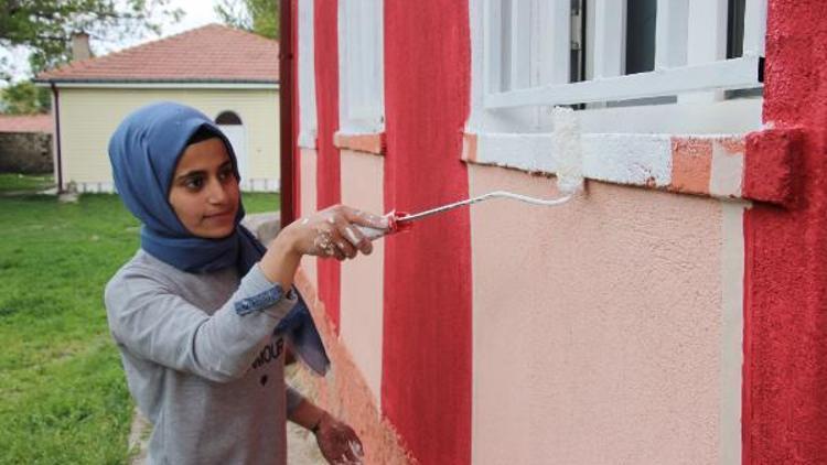 Üniversite öğrencileri, köy okulunu yeniledi