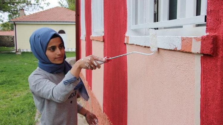 Üniversiteliler köy okulunu yeniledi