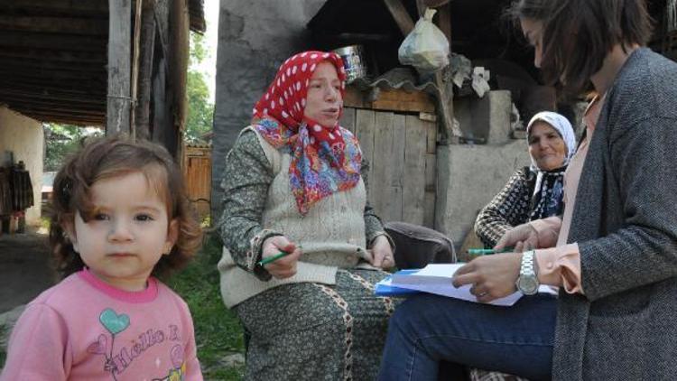 Okuma yazma bilmeyenlerin ayağına gidiyorlar