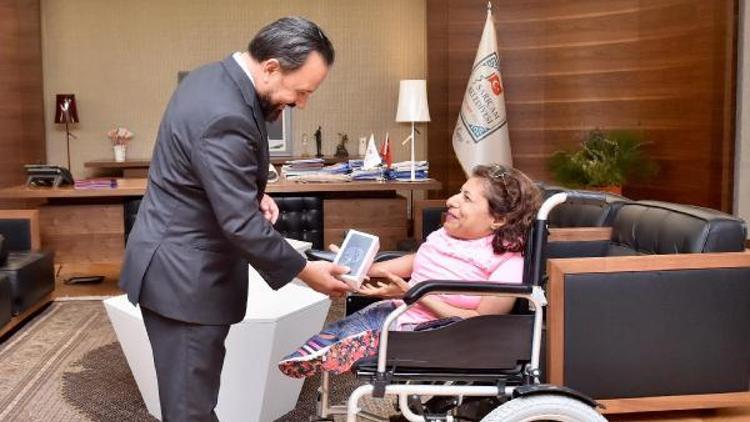 Başkan Uludağ, engelli Ayşeye telefon hediye etti
