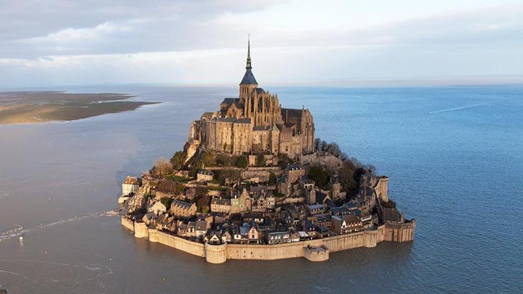 Fransadaki tarihi ada terör şüphesiyle boşaltıldı