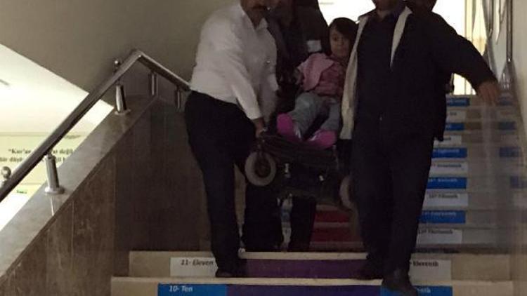 Asansörü bozuk okulda sınavına giren engelliler kucakta taşındı