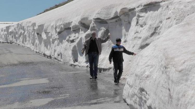 Nisan sonunda Kurtik Dağında kar kalınlığı 2 metre