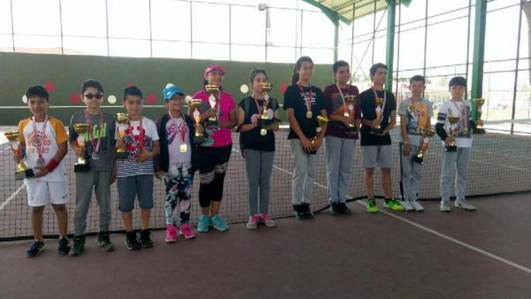 Çocuk tenis turnuvası şampiyonlarına ödül