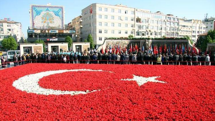 Lalelerle oluşturulan dev Türk bayrağı yanında 23 Nisan töreni