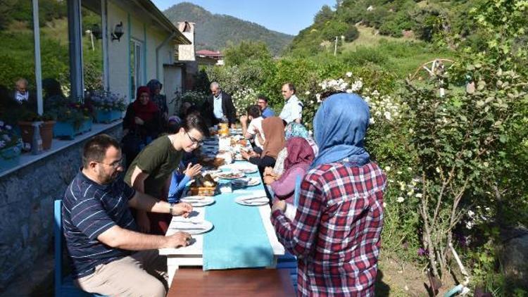 Çalışmak istemedikleri memurun ardından kurban kestiler