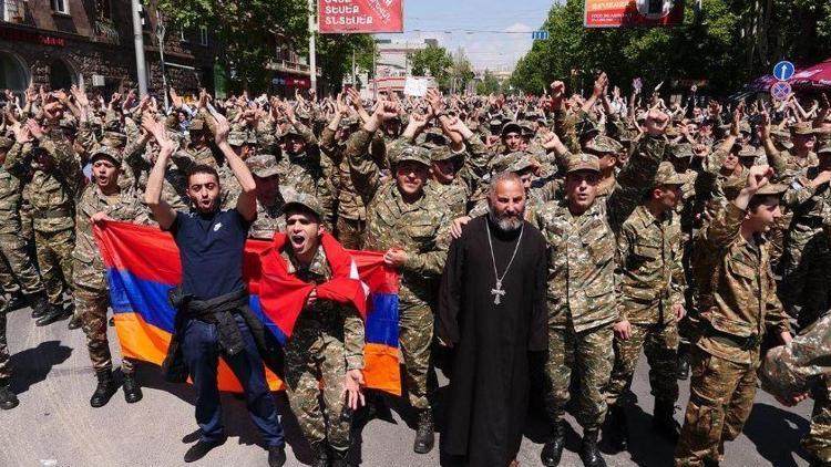 Son dakika... Ermenistanda askeri üniformalı protestocular meydana çıktı