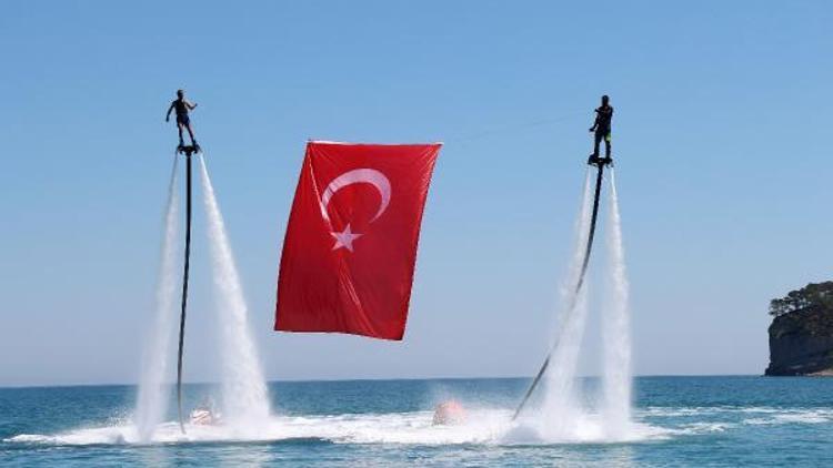 Flyboardla deniz üstünde Türk bayrağı açtılar