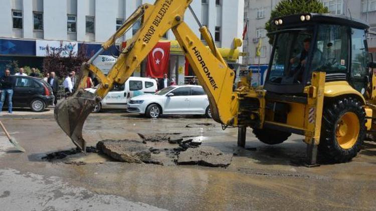 Su borusu patladı, yol trafiğe kapandı