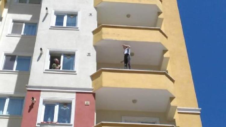 İntihar için balkona çıkan kızı, polis kurtardı