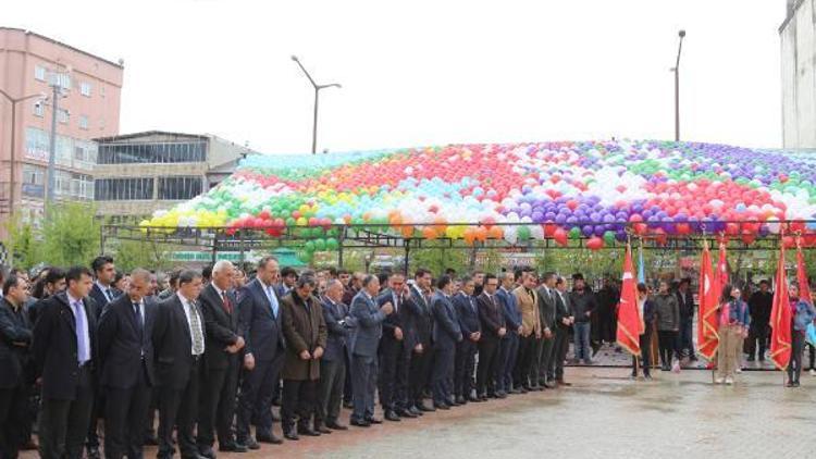 Yüksekovadaki kutlamalarda 23 bin balon gökyüzüne uçuruldu