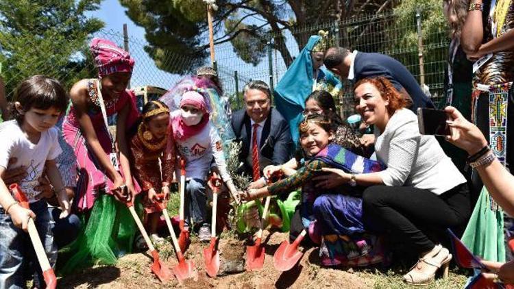 Başkan Uysal, çocuklarla barış ağacı dikti