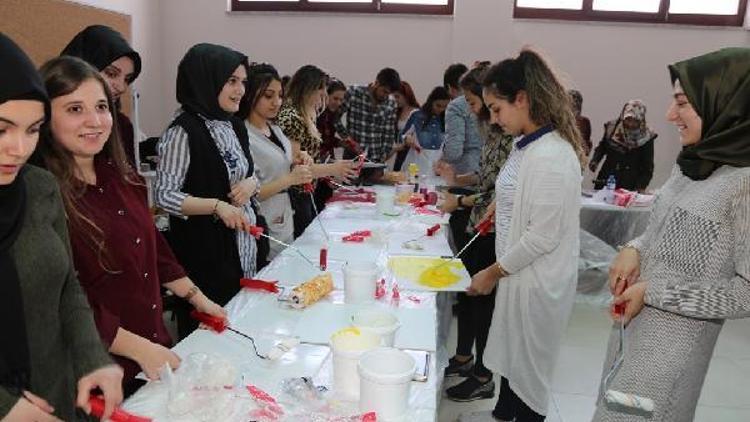NNYÜ öğrenciler boyalarla çalıştay yaptı