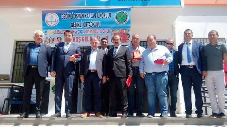 Okula katkı sunan hayırseverlere plaket