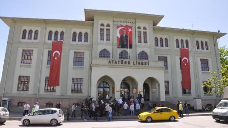 Atatürk Lisesinin niteliksiz okul sayılmasına tepki