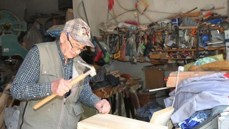 90 yaşındaki mobilya ustası, gençlere örnek oluyor