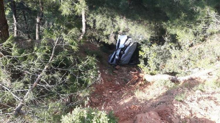 Otomobil 30 metrelik uçuruma yuvarlandı: 3 yaralı