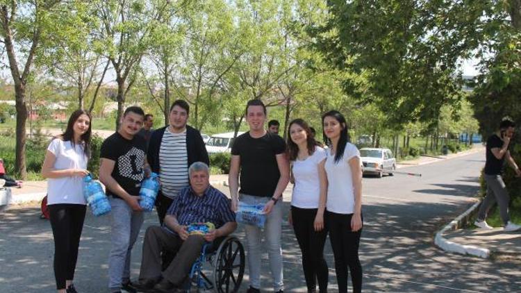 Üniversite öğrencilerinden engellilere mavi kapak desteği