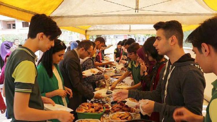 Liselilerden kardeş okulları için kermes