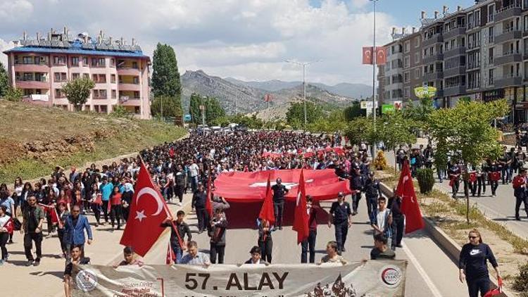 Tuncelide 4 bin kişi 57nci Alay için yürüdü