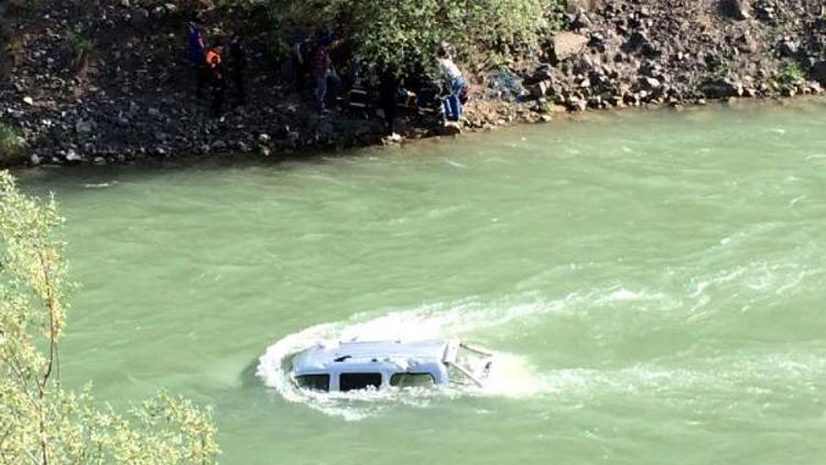 Kelkit Çayına hafif ticari araç uçtu: 1 ölü, 1 yaralı, 1 kayıp